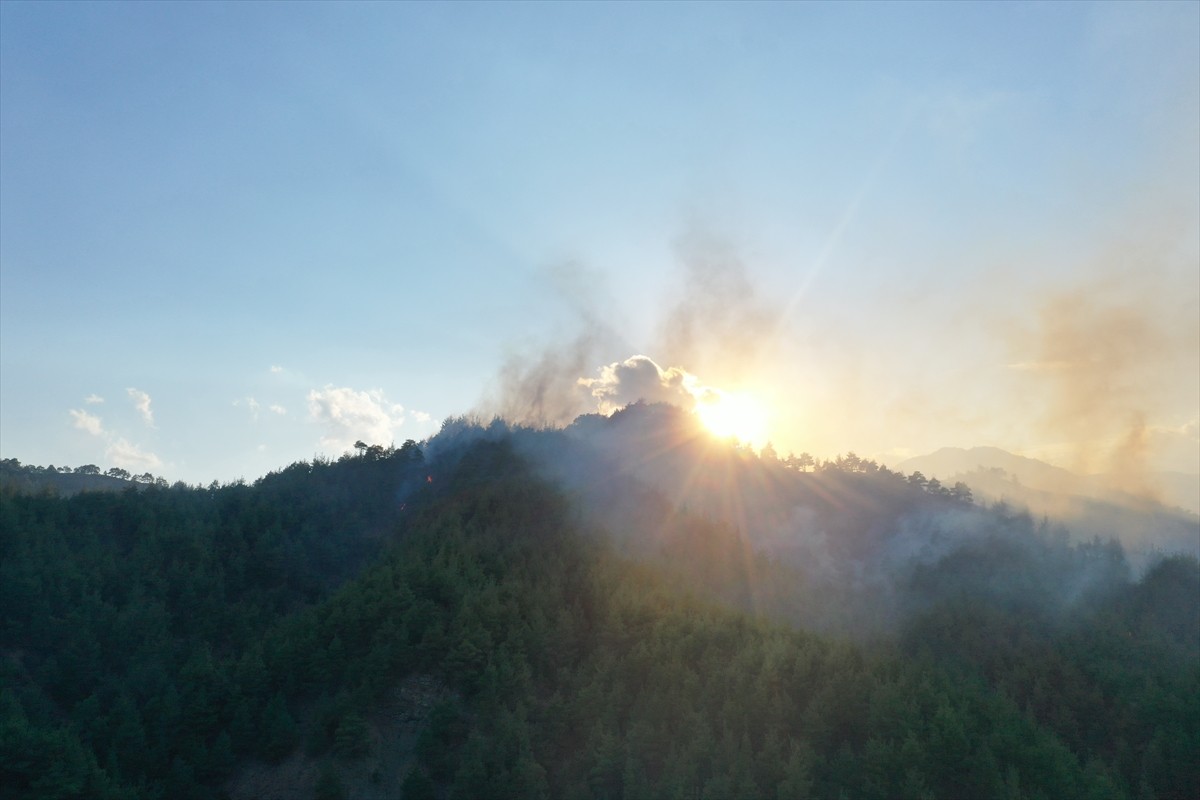 Kahramanmaraş'ın Onikişubat ilçesinde çıkan orman yangınına ekiplerce havadan ve karadan müdahale...