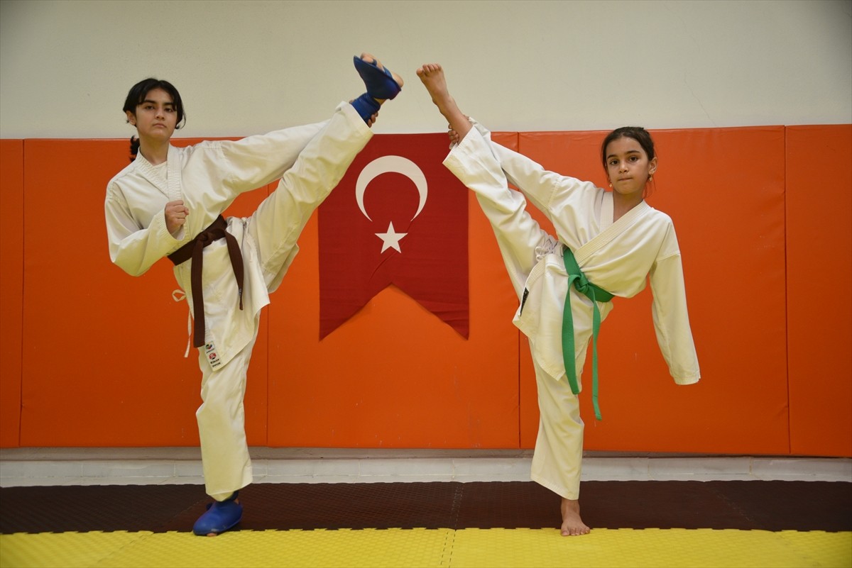 Karate Milli Takımı Antrenörü ve hakem Ahmet Güney, Şanlıurfa'daki yetenekli gençleri spora...