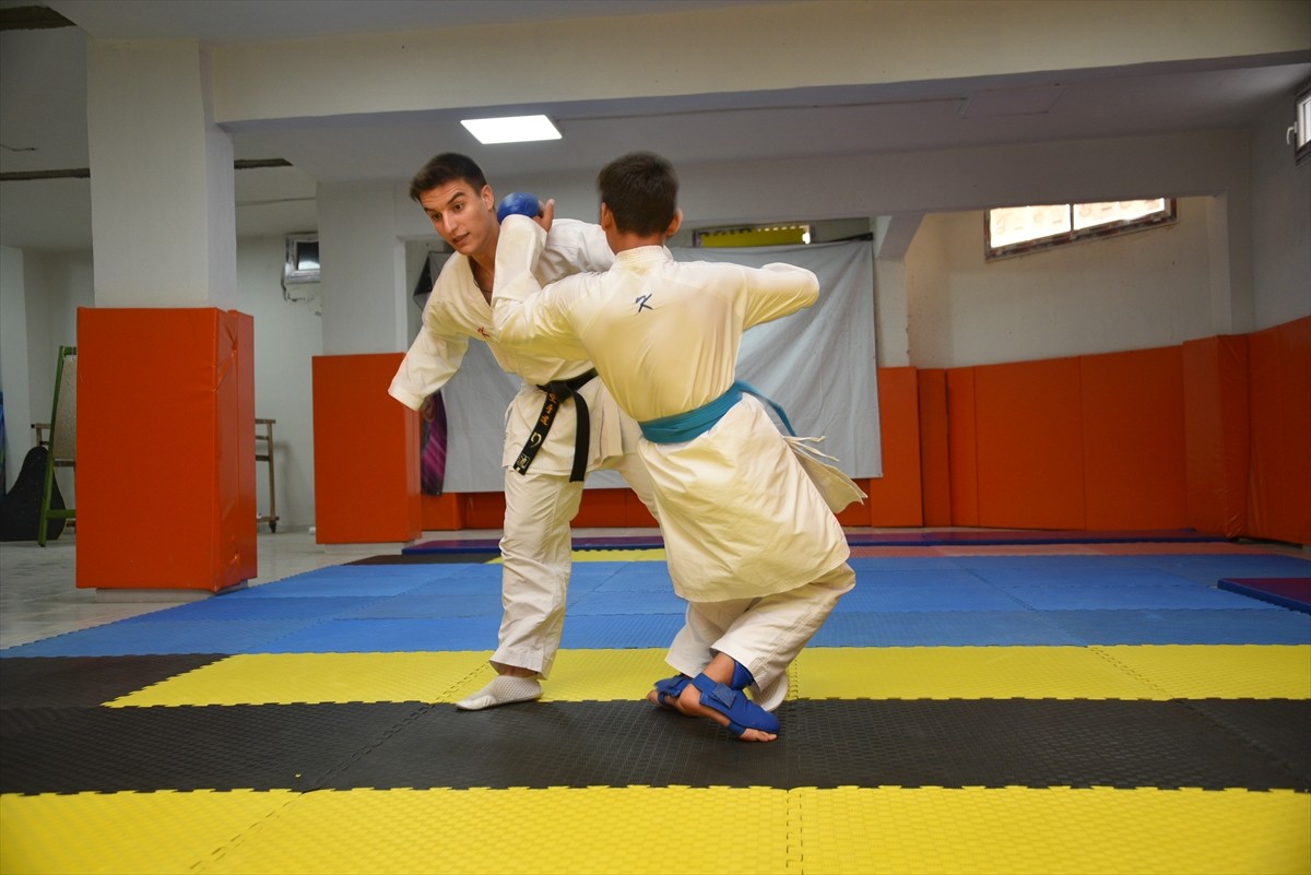 Karate Milli Takımı Antrenörü ve hakem Ahmet Güney, Şanlıurfa'daki yetenekli gençleri spora...
