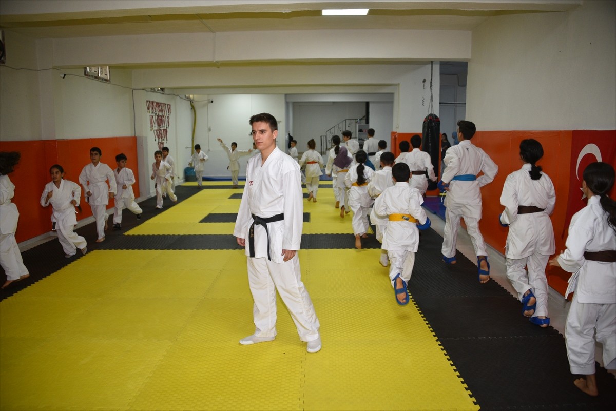 Karate Milli Takımı Antrenörü ve hakem Ahmet Güney, Şanlıurfa'daki yetenekli gençleri spora...