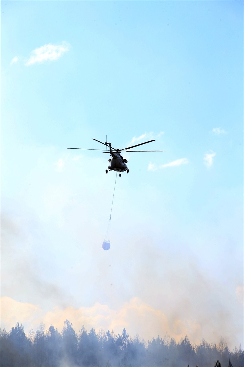 Kastamonu'da ormanlık alanda çıkan yangına ekipler karadan ve havadan müdahale etti. 