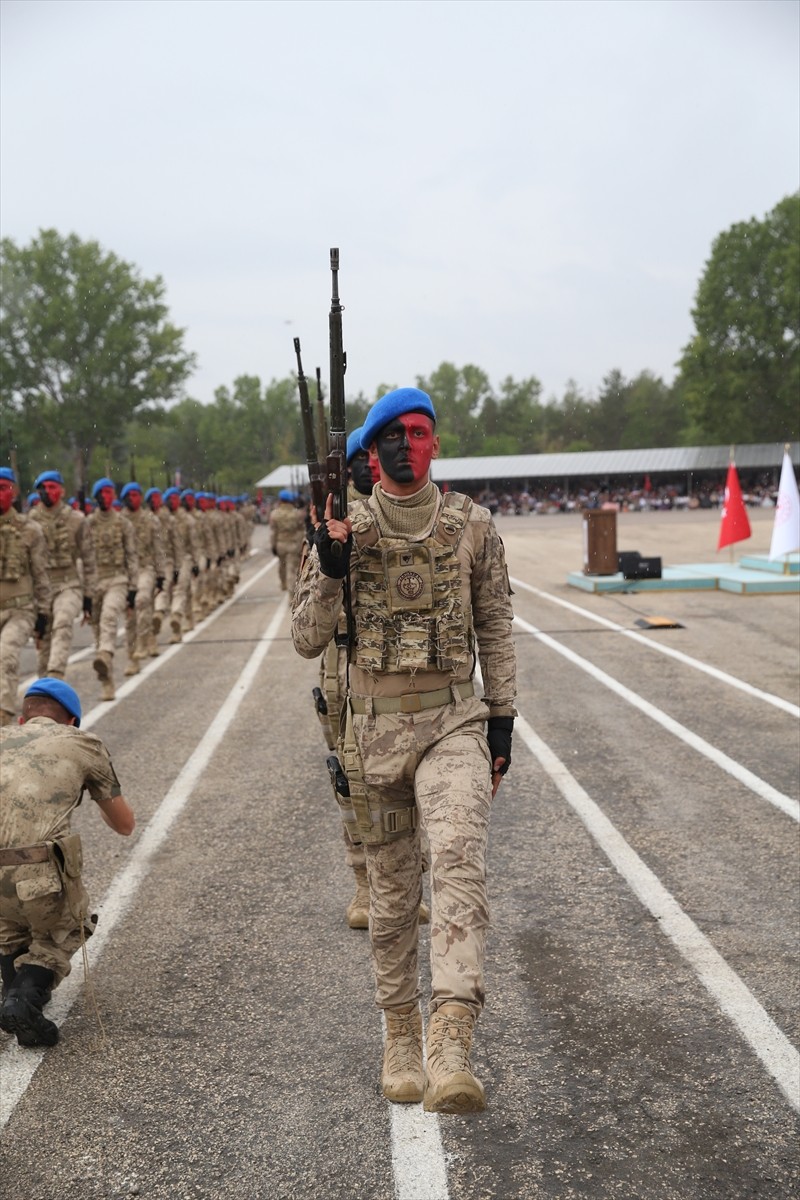 Kastamonu'da, temel eğitimlerini tamamlayan 2 bin 377 uzman erbaş, Jandarma Teşkilatı ile Sahil...