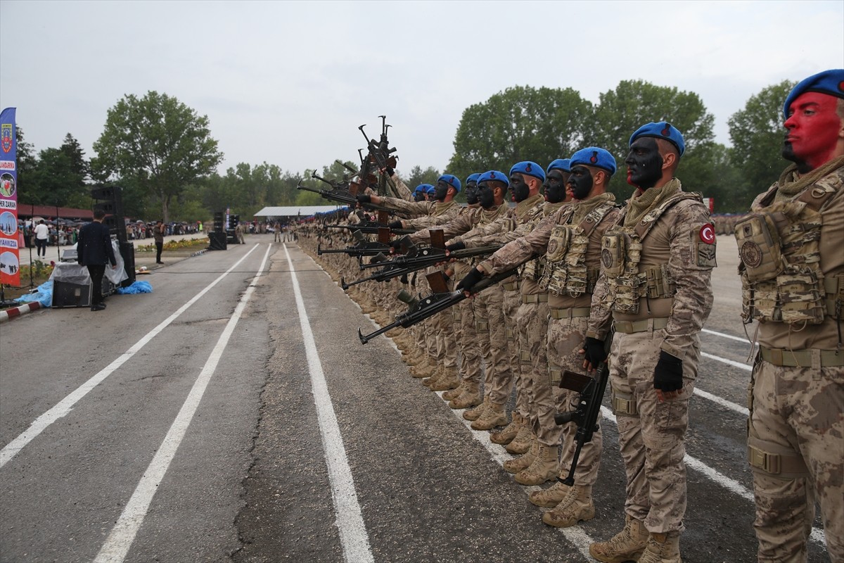Kastamonu'da, temel eğitimlerini tamamlayan 2 bin 377 uzman erbaş, Jandarma Teşkilatı ile Sahil...