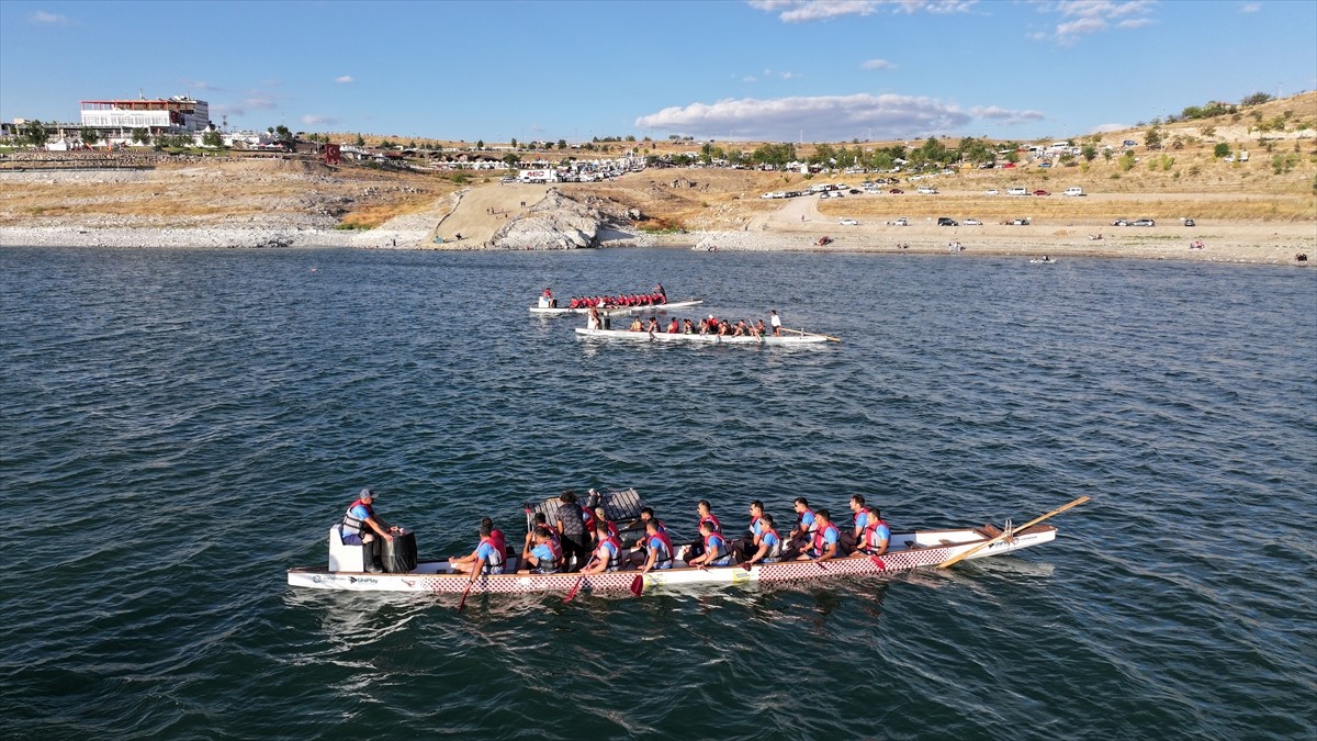 Kayseri'de Yamula Baraj Gölü'nde düzenlenen Dragon Festivali sona erdi. Kocasinan Belediyesi ve...