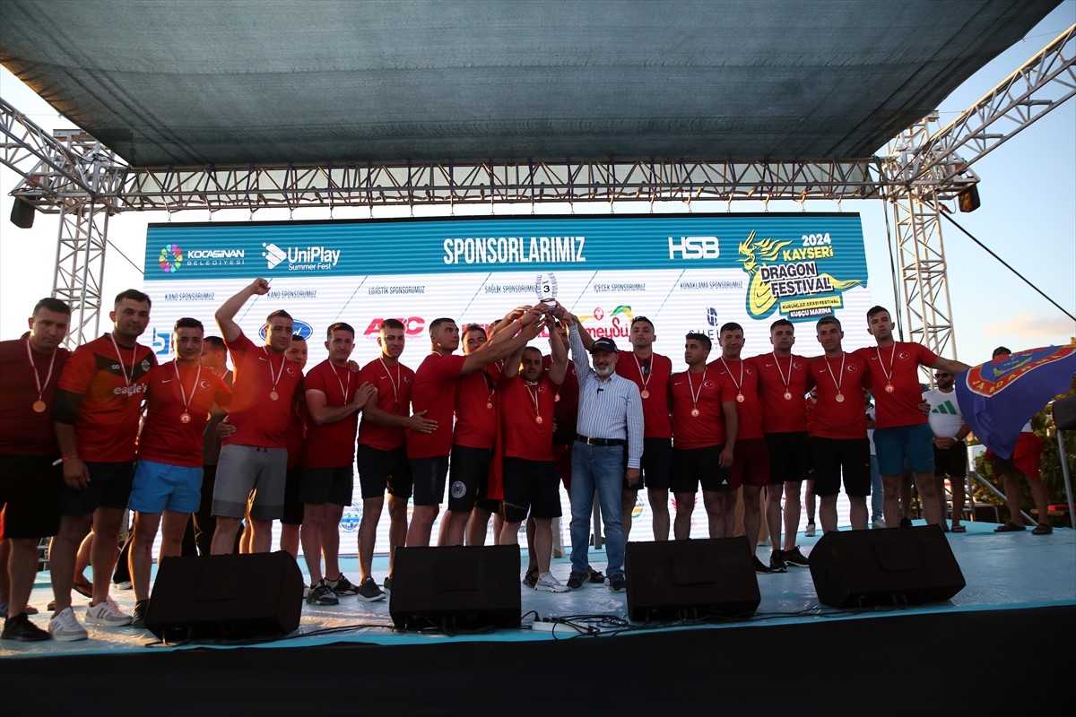 Kayseri'de Yamula Baraj Gölü'nde düzenlenen Dragon Festivali sona erdi. Yarışmada dereceye...