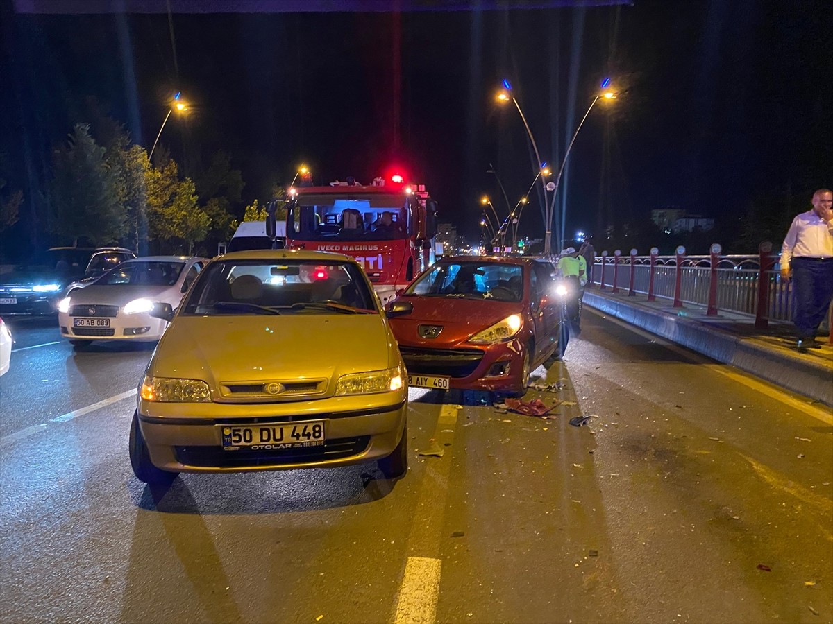 Kayseri'nin Kocasinan ilçesinde meydana gelen zincirleme trafik kazasında 3 kişi yaralandı.