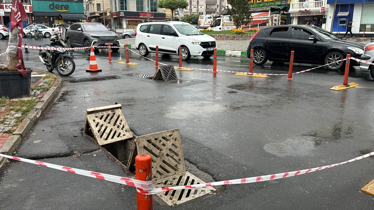 Kırklareli'nde aniden başlayan sağanaktan bazı vatandaşlar şemsiyelerle korunmaya çalıştı.