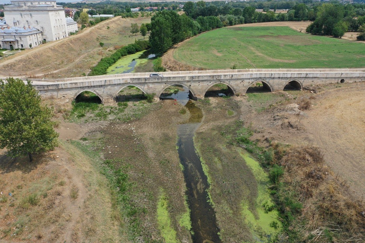Kış aylarındaki yetersiz kar yağışları, yaz aylarındaki aşırı sıcaklar ve yer altı sularının yoğun...