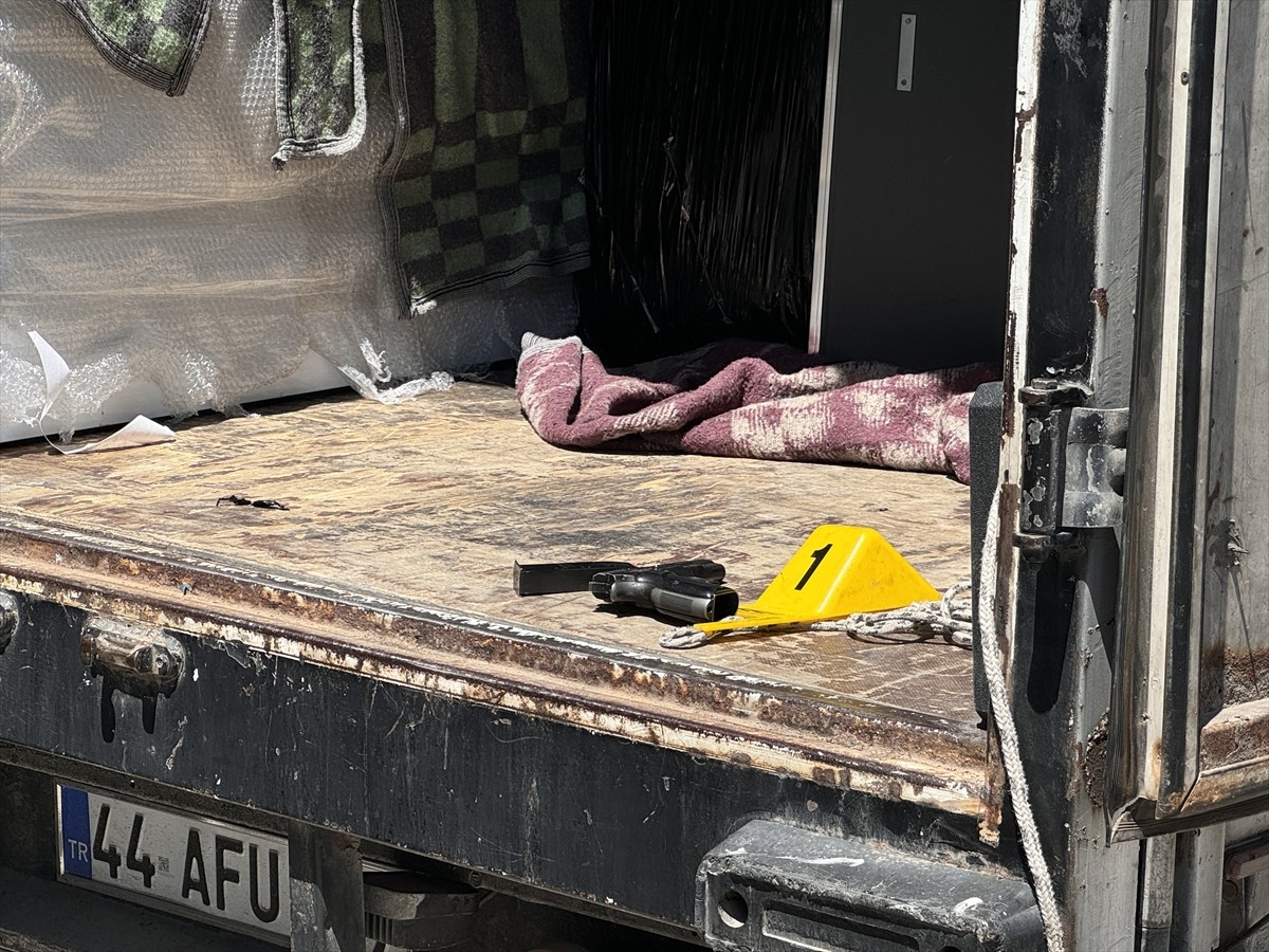 Malatya'da akrabalar arasında çıkan silahlı kavgada 3'ü ağır 5 kişi yaralandı. Polis ekipleri...