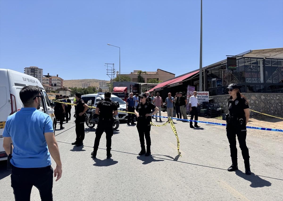 Malatya'da akrabalar arasında çıkan silahlı kavgada 3'ü ağır 5 kişi yaralandı. Polis ekipleri...