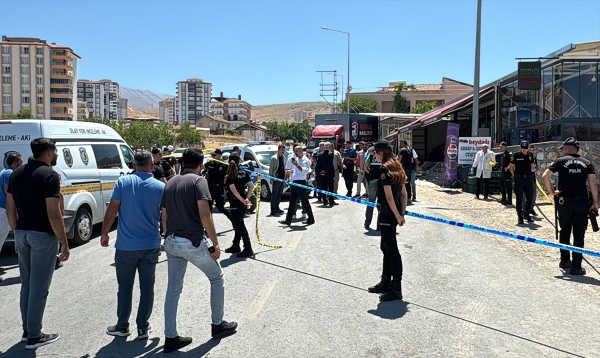 Malatya'da akrabalar arasında çıkan silahlı kavgada 3'ü ağır 5 kişi yaralandı. Polis ekipleri...