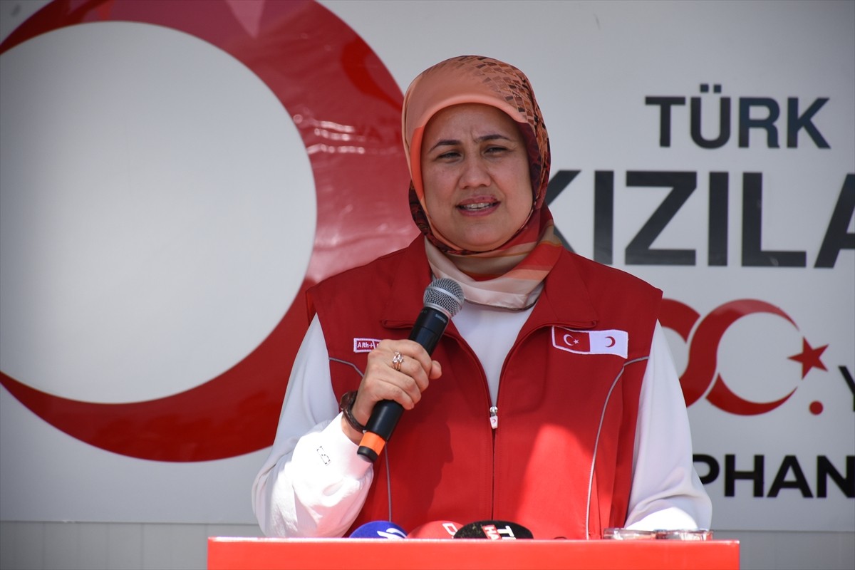 Malatya'da depremzedelerin yaşadığı konteyner kentte, Türk Kızılay ve Ankara Ticaret Odası...