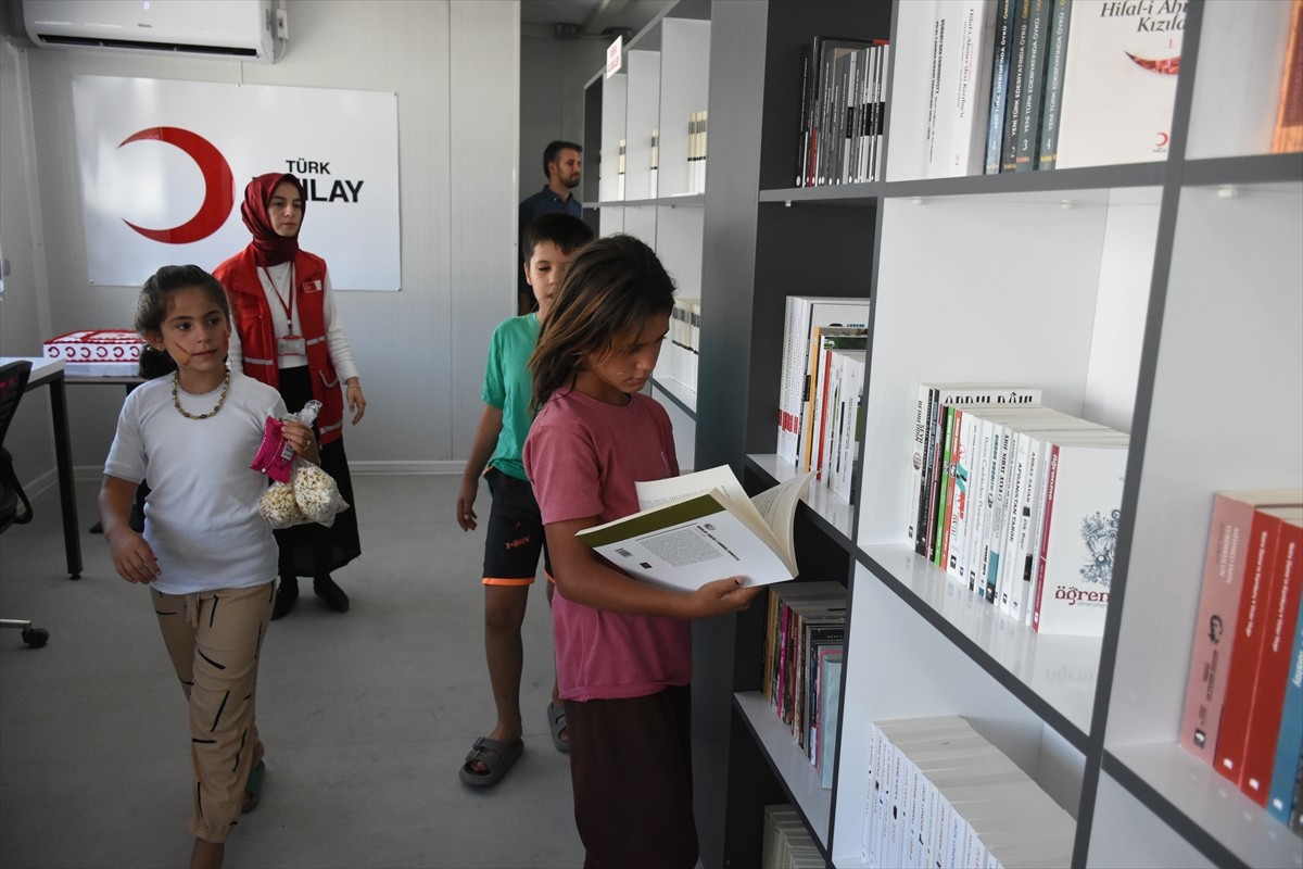 Malatya'da depremzedelerin yaşadığı konteyner kentte, Türk Kızılay ve Ankara Ticaret Odası...