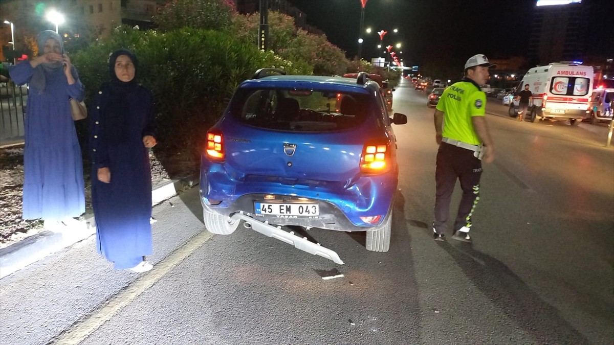 Manisa'nın Şehzadeler ilçesinde 4 aracın karıştığı kazada yaralanan 10 kişi hastaneye...