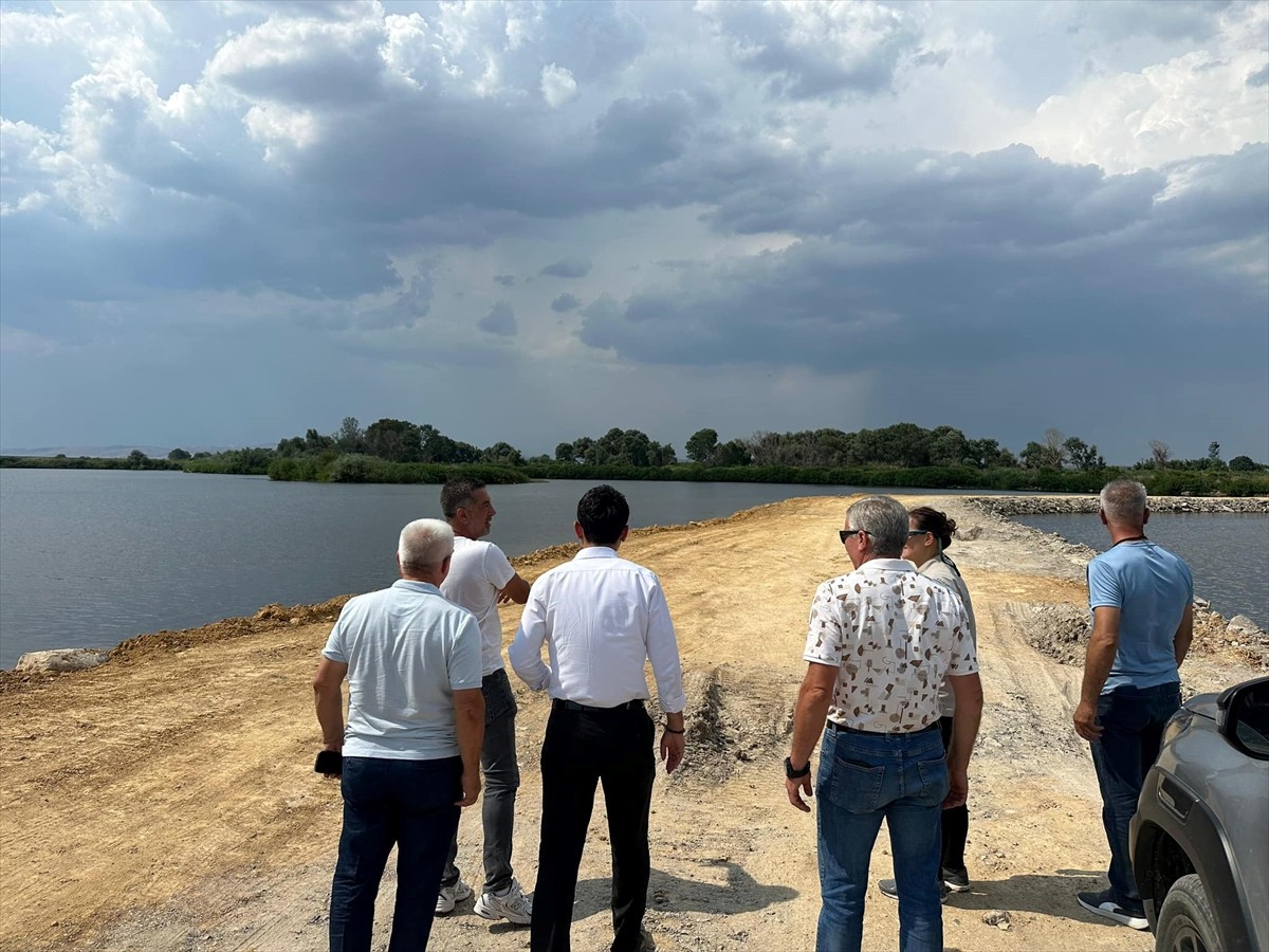 Meriç Nehri'nin kuraklık ve sıcak havaya bağlı buharlaşma nedeniyle düşen su seviyesi alınan...