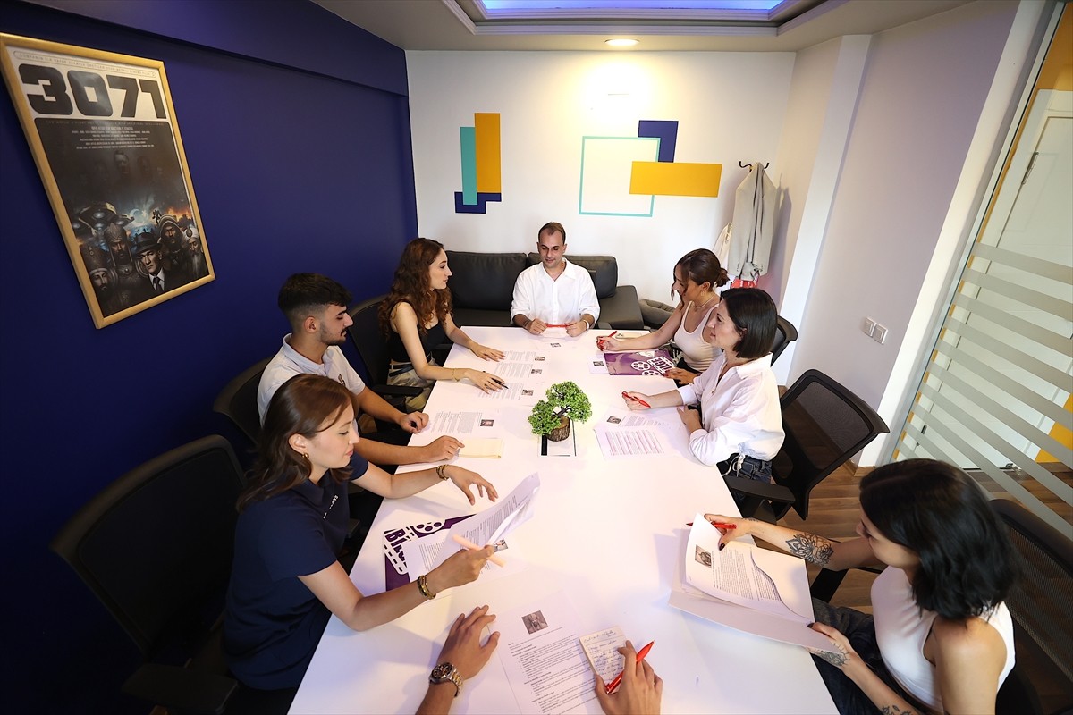 Mersin'de oyuncu kadrosu, senaryosu ve sahnelerinin tamamı yapay zeka programlarında üretilen uzun...