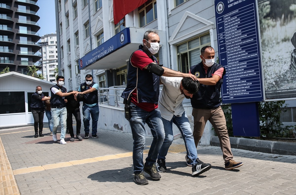 Mersin'de terör örgütü elebaşı lehine slogan atılmasıyla ilgili soruşturmada 10 şüphelinin...