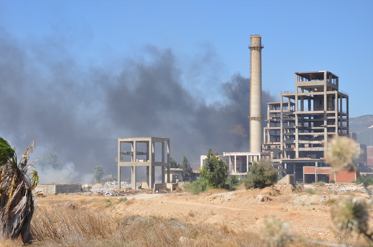 Mersin'in Silifke ilçesinde, eski kağıt fabrikası alanında çıkan yangın, havadan ve karadan...