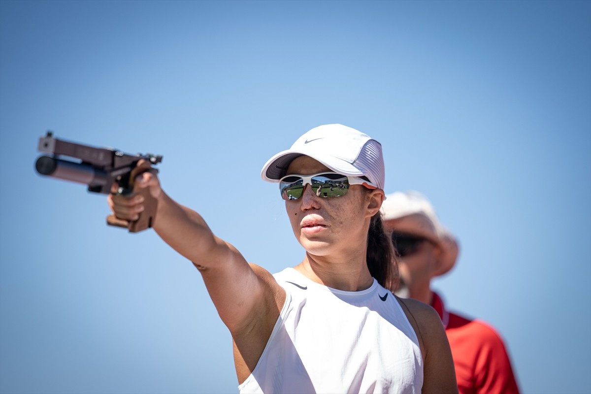 Modern pentatlon branşında olimpiyatlarda Türkiye'yi ilk kez Rio 2016'da temsil etmeyi başaran...