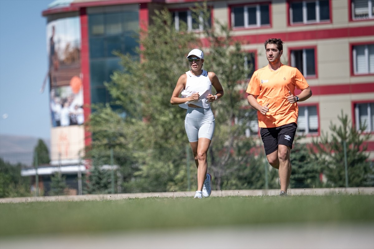 Modern pentatlon branşında olimpiyatlarda Türkiye'yi ilk kez Rio 2016'da temsil etmeyi başaran...