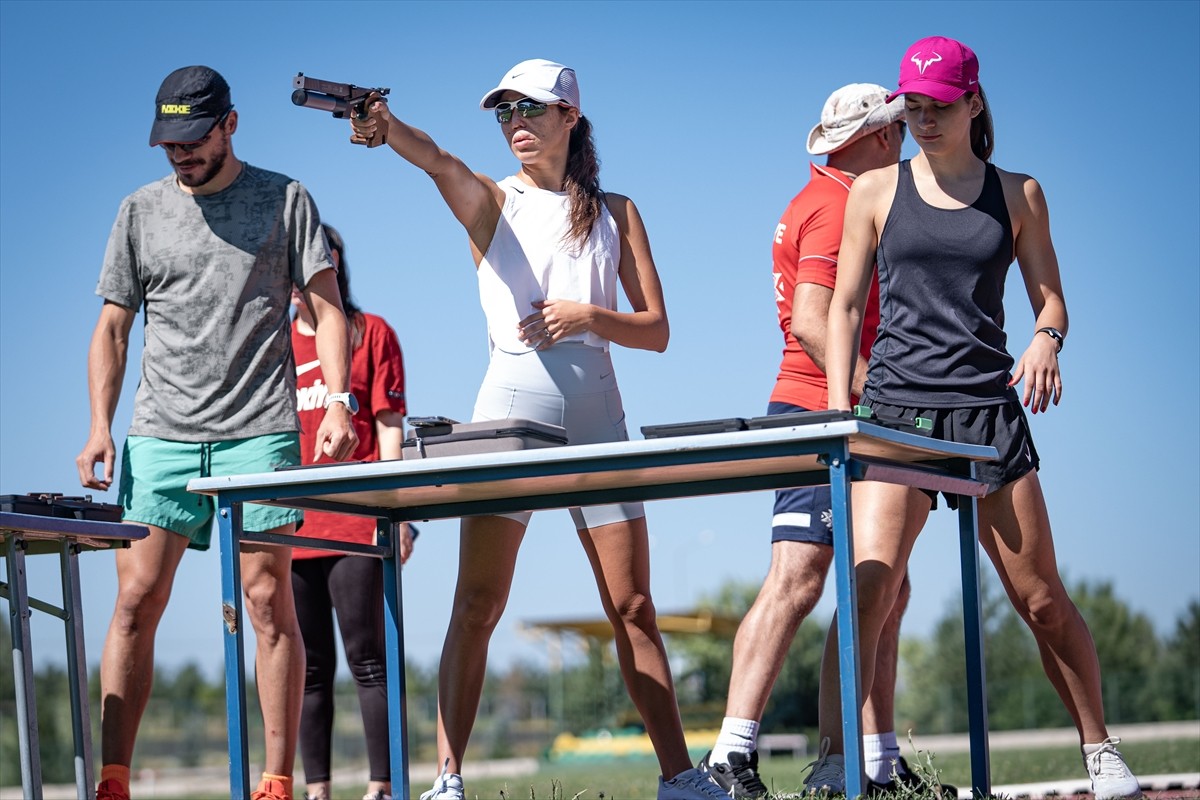 Modern pentatlon branşında olimpiyatlarda Türkiye'yi ilk kez Rio 2016'da temsil etmeyi başaran...