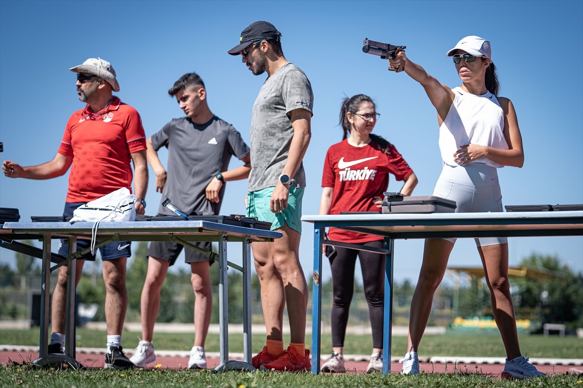 Modern pentatlon branşında olimpiyatlarda Türkiye'yi ilk kez Rio 2016'da temsil etmeyi başaran...