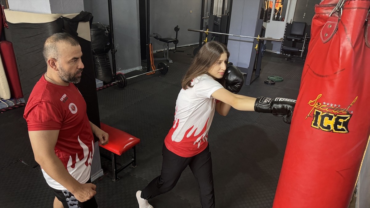 Muaythai ve kick boksta gençler dünya şampiyonlukları bulunan Sudenur Basancı, ağustosta...