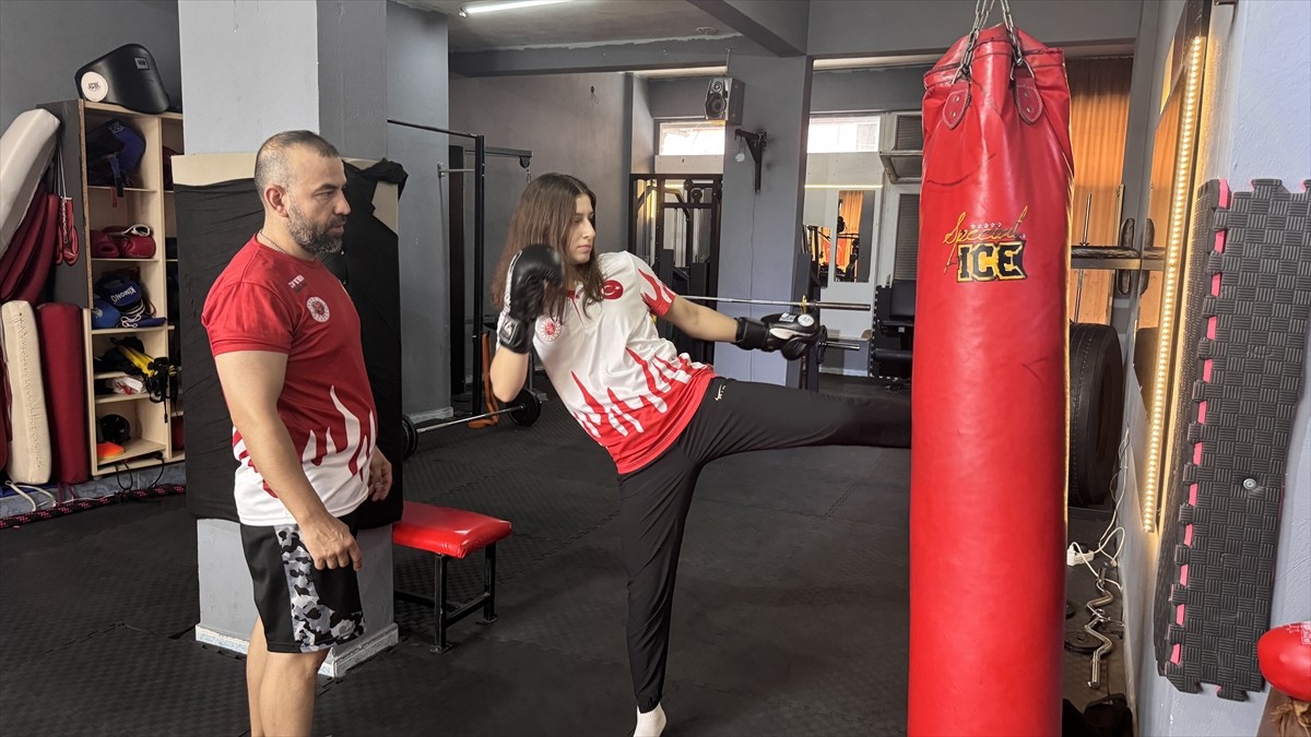 Muaythai ve kick boksta gençler dünya şampiyonlukları bulunan Sudenur Basancı, ağustosta...