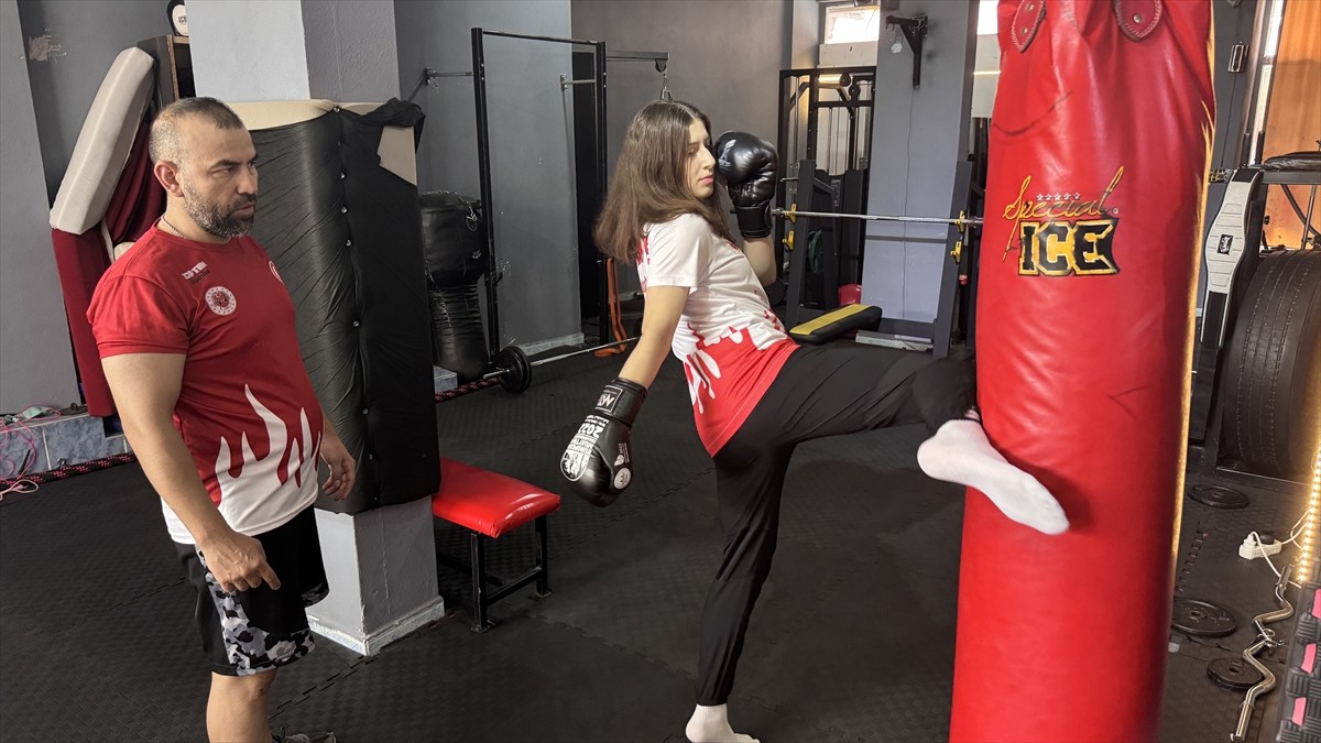 Muaythai ve kick boksta gençler dünya şampiyonlukları bulunan Sudenur Basancı, ağustosta...
