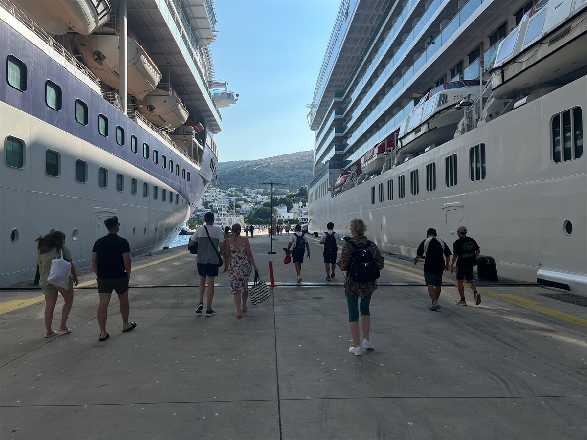 Muğla'nın Bodrum ilçesine iki kruvaziyerle 3 bin 53 yolcu geldi.