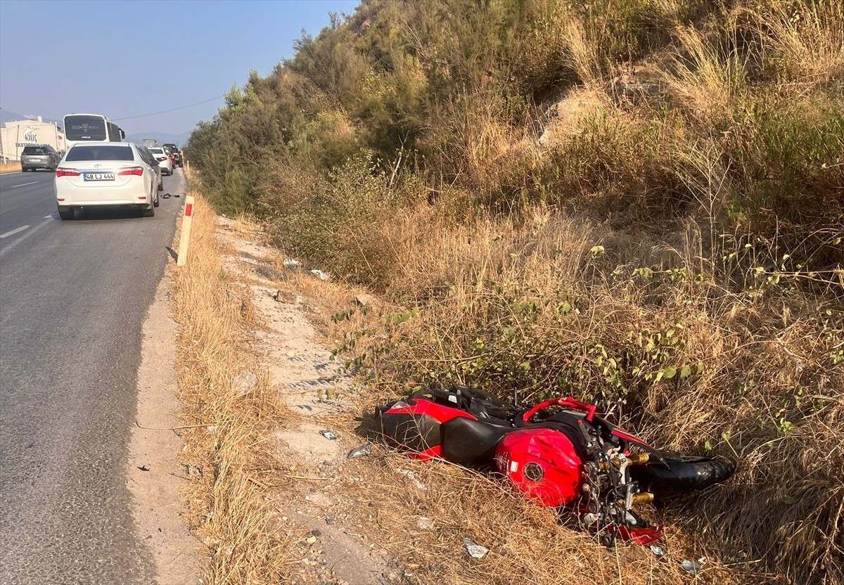Muğla'nın Milas ilçesinde iki motosikletin çarpışması sonucu 1 kişi öldü, 1 kişi...
