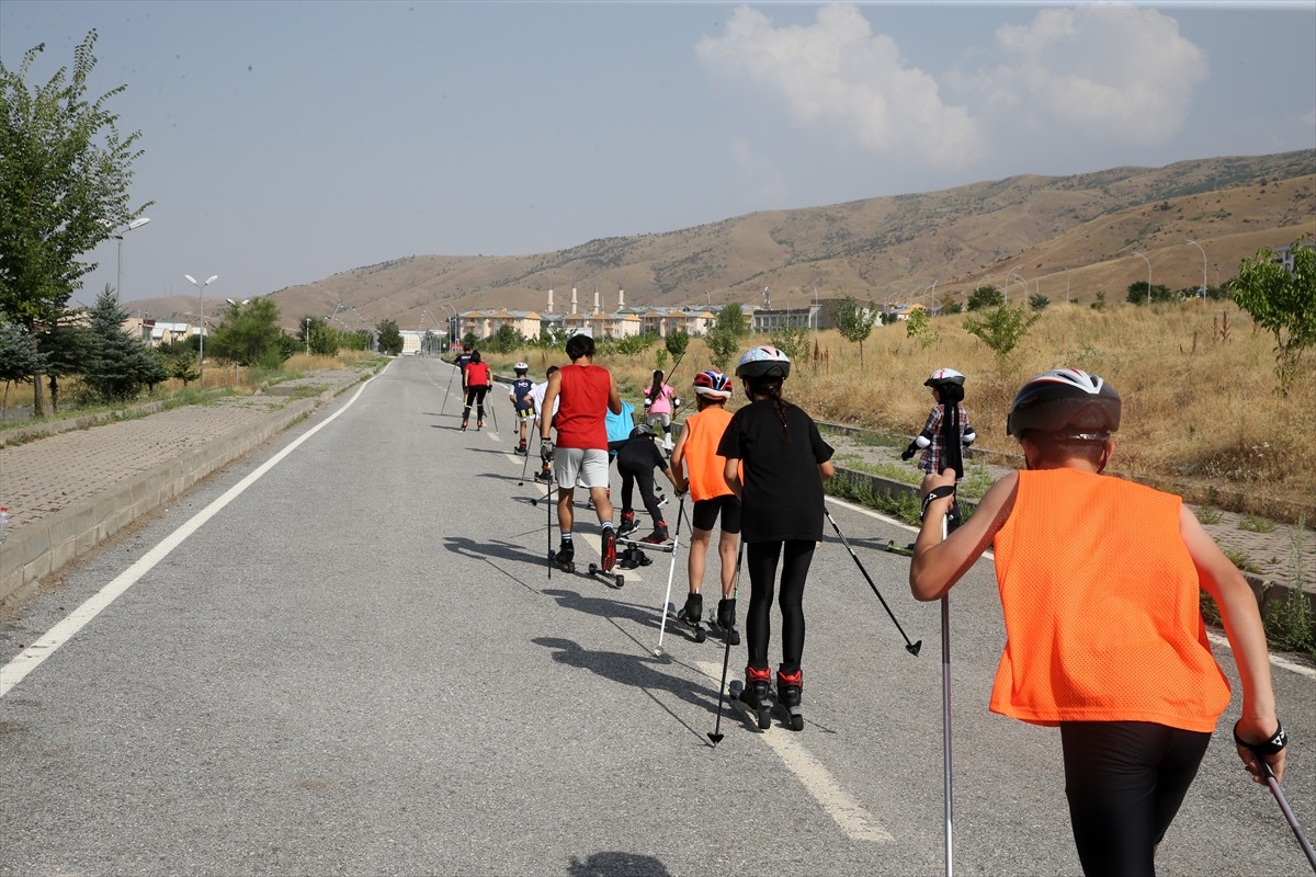 Muş'ta kayak sporcuları, kavurucu sıcak altında kışın yapılacak şampiyonalar için hazırlıklarını...