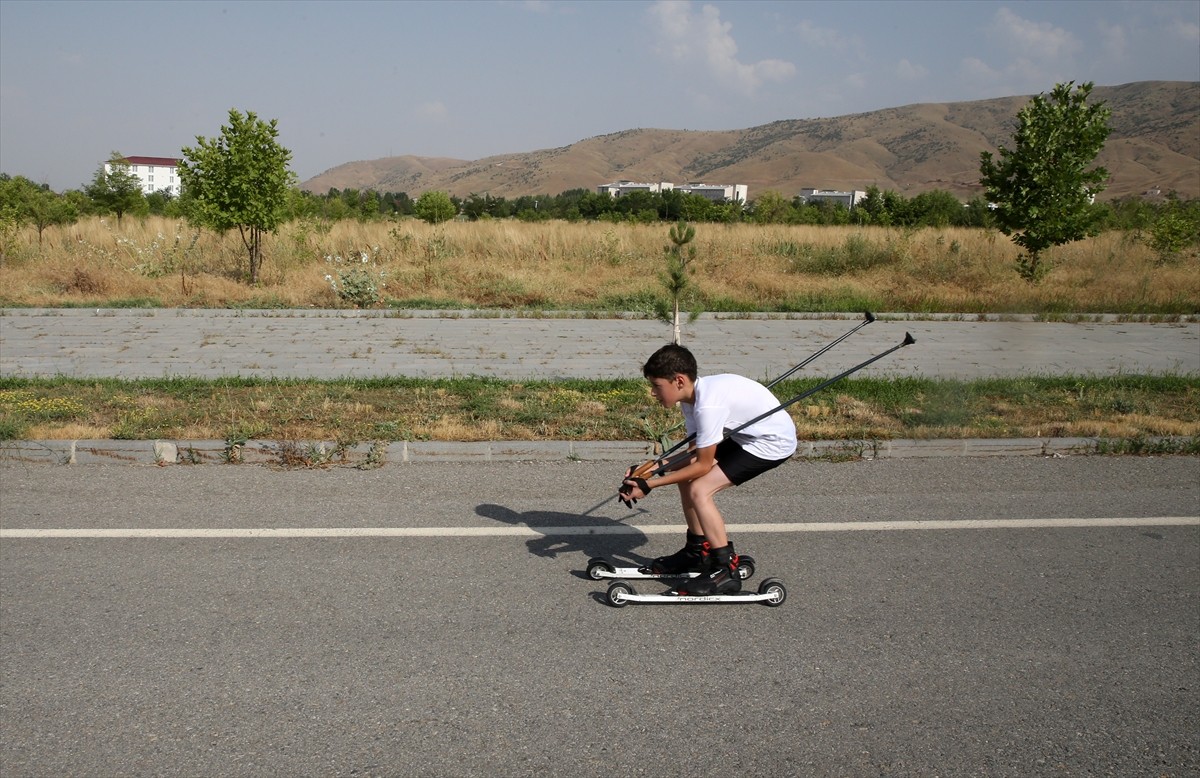 Muş'ta kayak sporcuları, kavurucu sıcak altında kışın yapılacak şampiyonalar için hazırlıklarını...