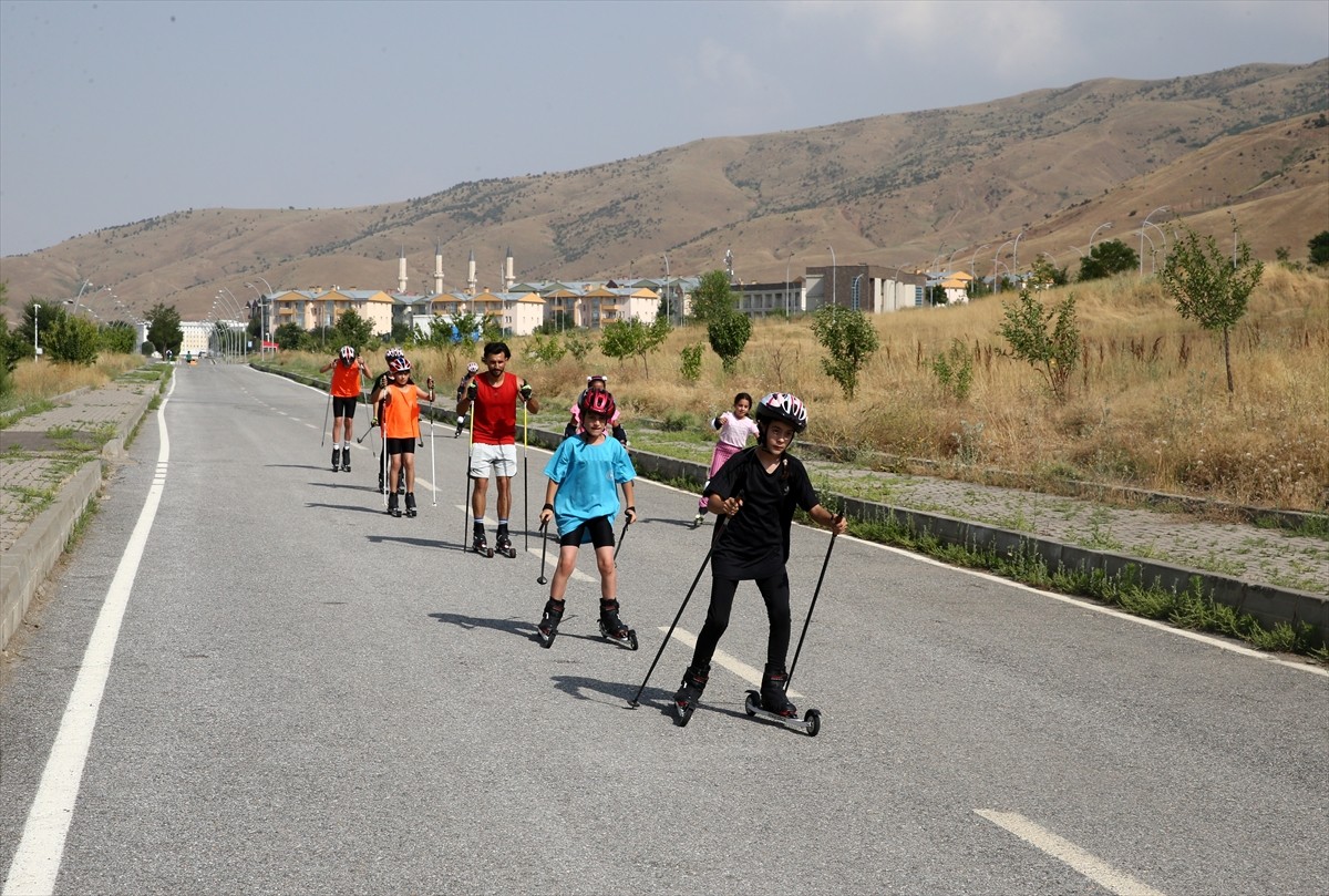 Muş'ta kayak sporcuları, kavurucu sıcak altında kışın yapılacak şampiyonalar için hazırlıklarını...