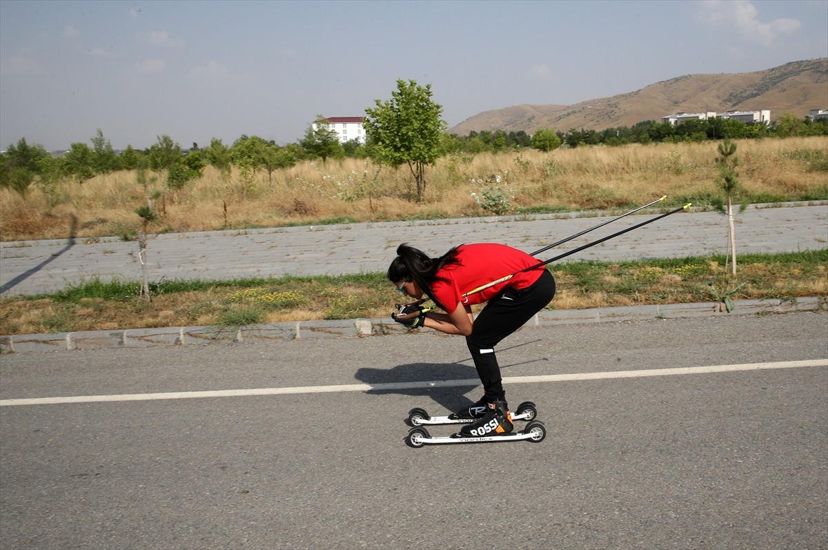Muş'ta kayak sporcuları, kavurucu sıcak altında kışın yapılacak şampiyonalar için hazırlıklarını...