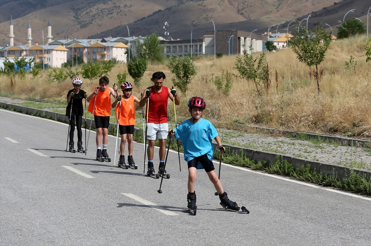 Muş'ta kayak sporcuları, kavurucu sıcak altında kışın yapılacak şampiyonalar için hazırlıklarını...