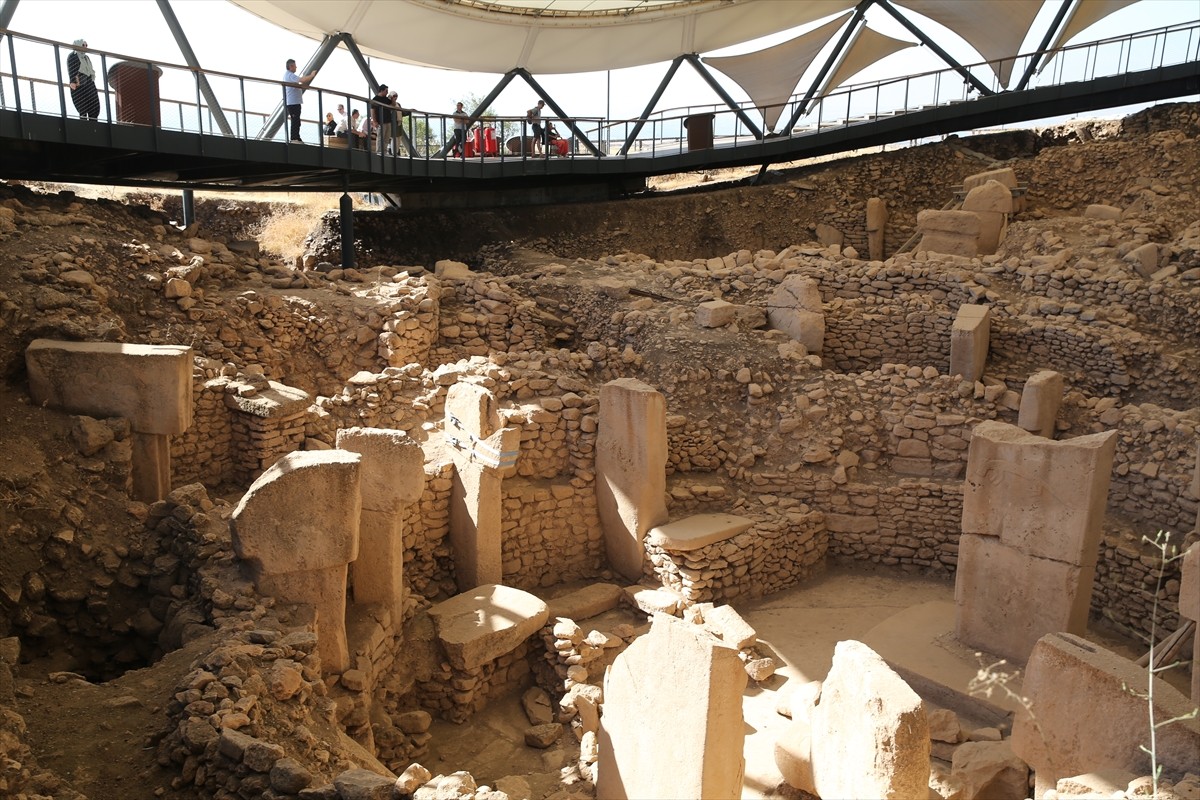 Neolitik Döneme ait kazıların sürdüğü Şanlıurfa'daki Göbeklitepe ve Karahantepe'deki ortaya...