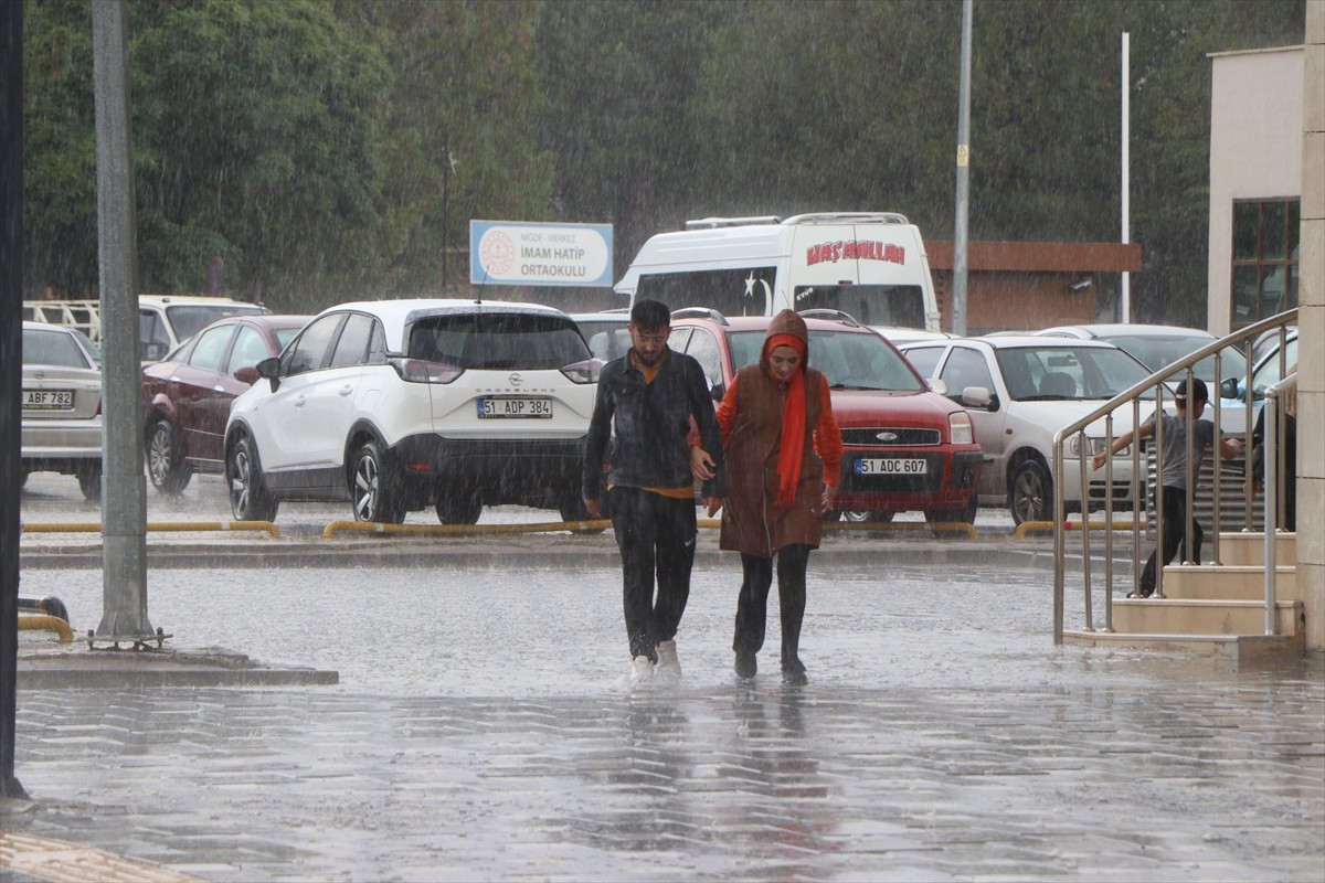 Niğde'de sağanak hayatı olumsuz etkiledi. Kent merkezinde etkili olan sağanak nedeniyle yollarda...