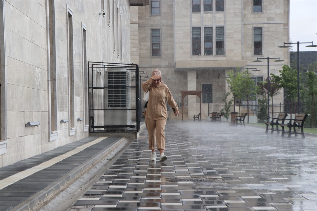Niğde'de sağanak hayatı olumsuz etkiledi. Kent merkezinde etkili olan sağanak nedeniyle yollarda...