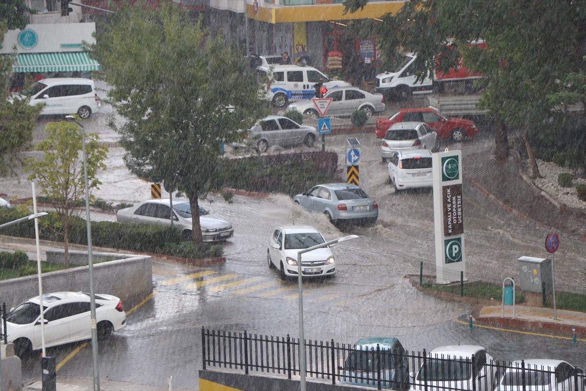 Niğde'de sağanak hayatı olumsuz etkiledi. Kent merkezinde etkili olan sağanak nedeniyle yollarda...