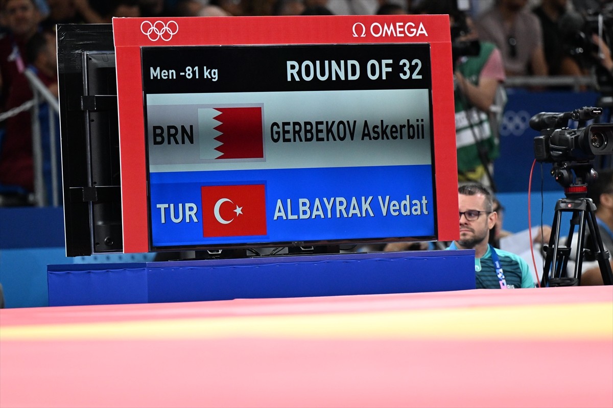 Paris 2024 Olimpiyat Oyunları'nda milli judocu Vedat Albayrak, son 16 turuna yükseldi.  Champ de...