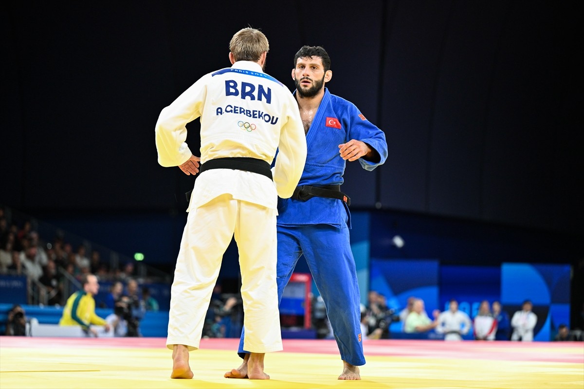Paris 2024 Olimpiyat Oyunları'nda milli judocu Vedat Albayrak, son 16 turuna yükseldi.  Champ de...