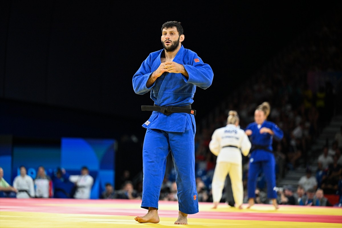 Paris 2024 Olimpiyat Oyunları'nda milli judocu Vedat Albayrak, son 16 turuna yükseldi.  Champ de...