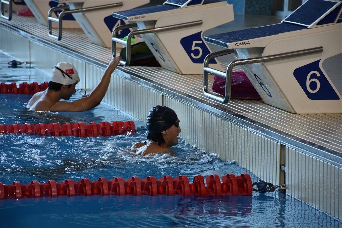 Paris 2024 Paralimpik Oyunları'nda yarışacak milli yüzücülerin Trabzon'daki kampı devam ediyor....