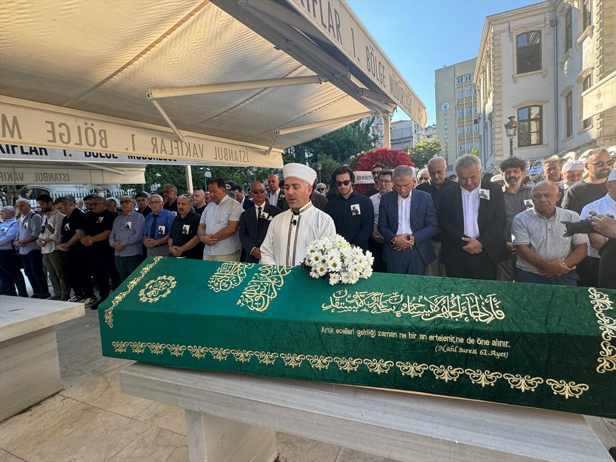 Şair ve yazar Ferit Edgü, Teşvikiye Camii'nde kılınan ikindi namazının ardından toprağa verildi....