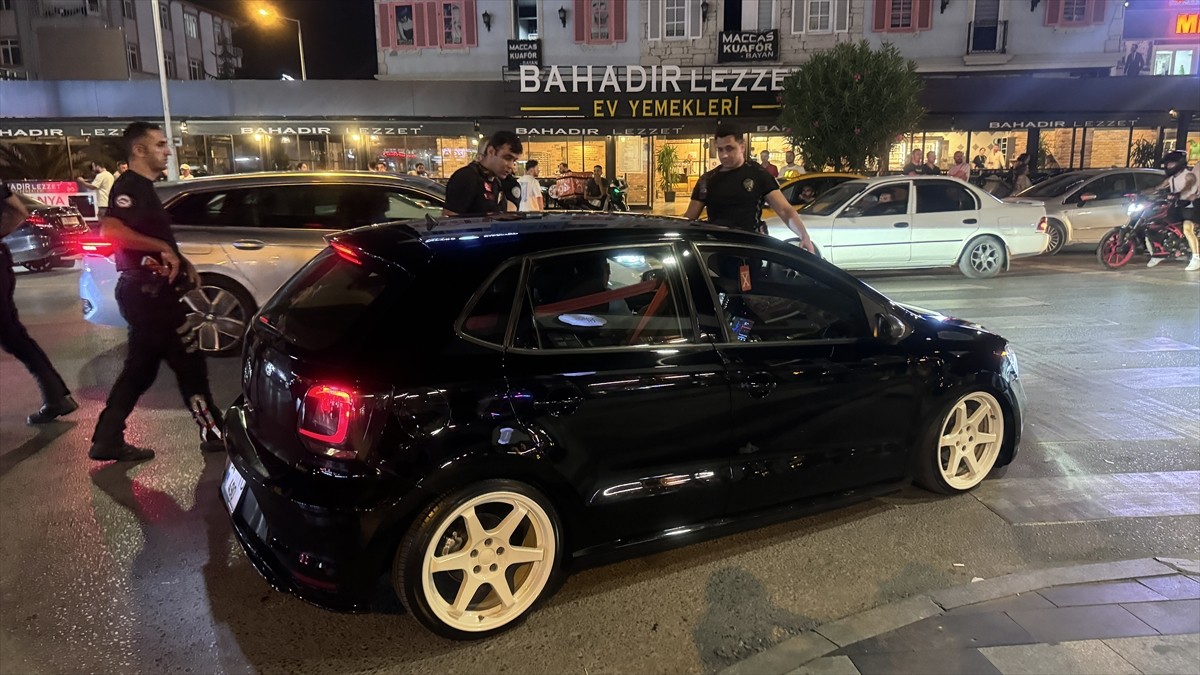 Sakarya'nın Serdivan ilçesinde yapılan yüksek ses ve egzoz denetiminde 50 sürücüye cezai işlem...