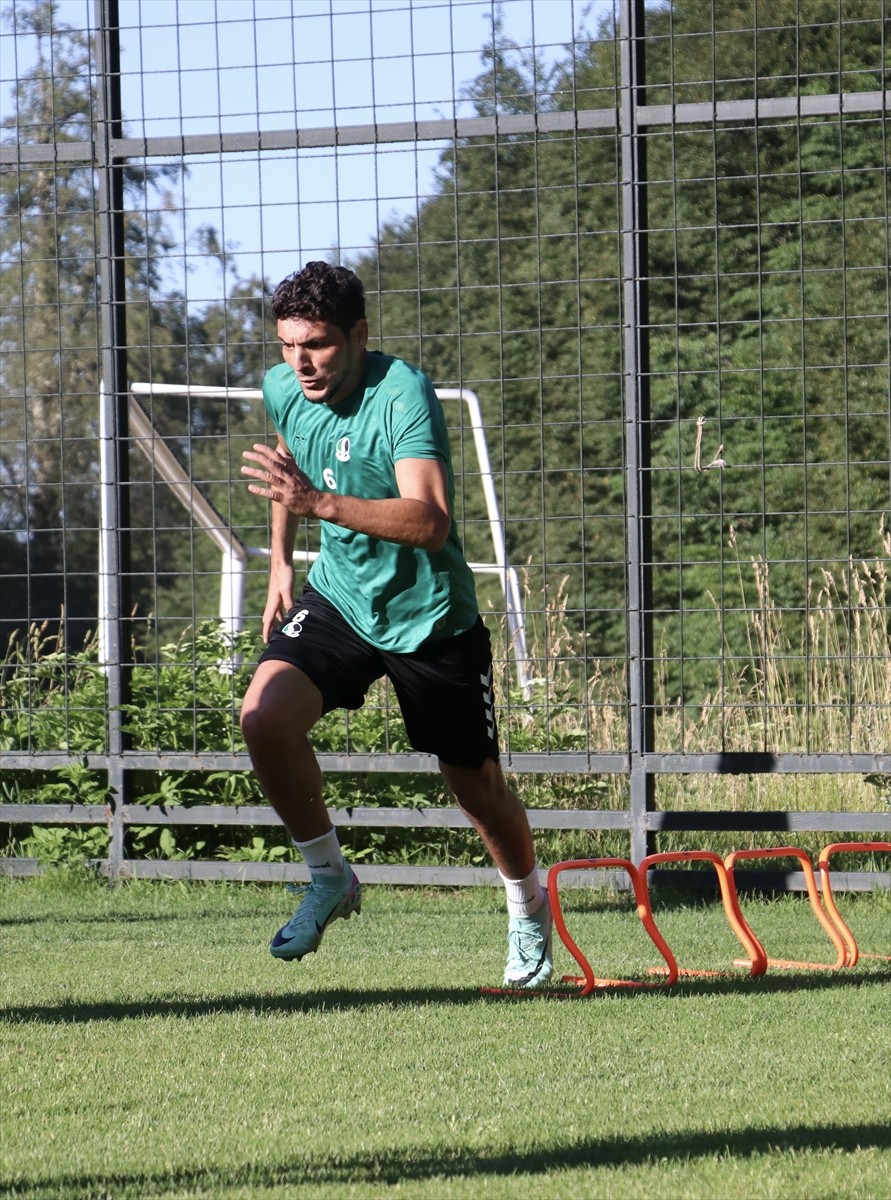 Sakaryaspor'un yeni transferlerinden Max Gradel, yeşil-siyahlı takımın 18 sezondur süren Süper Lig...