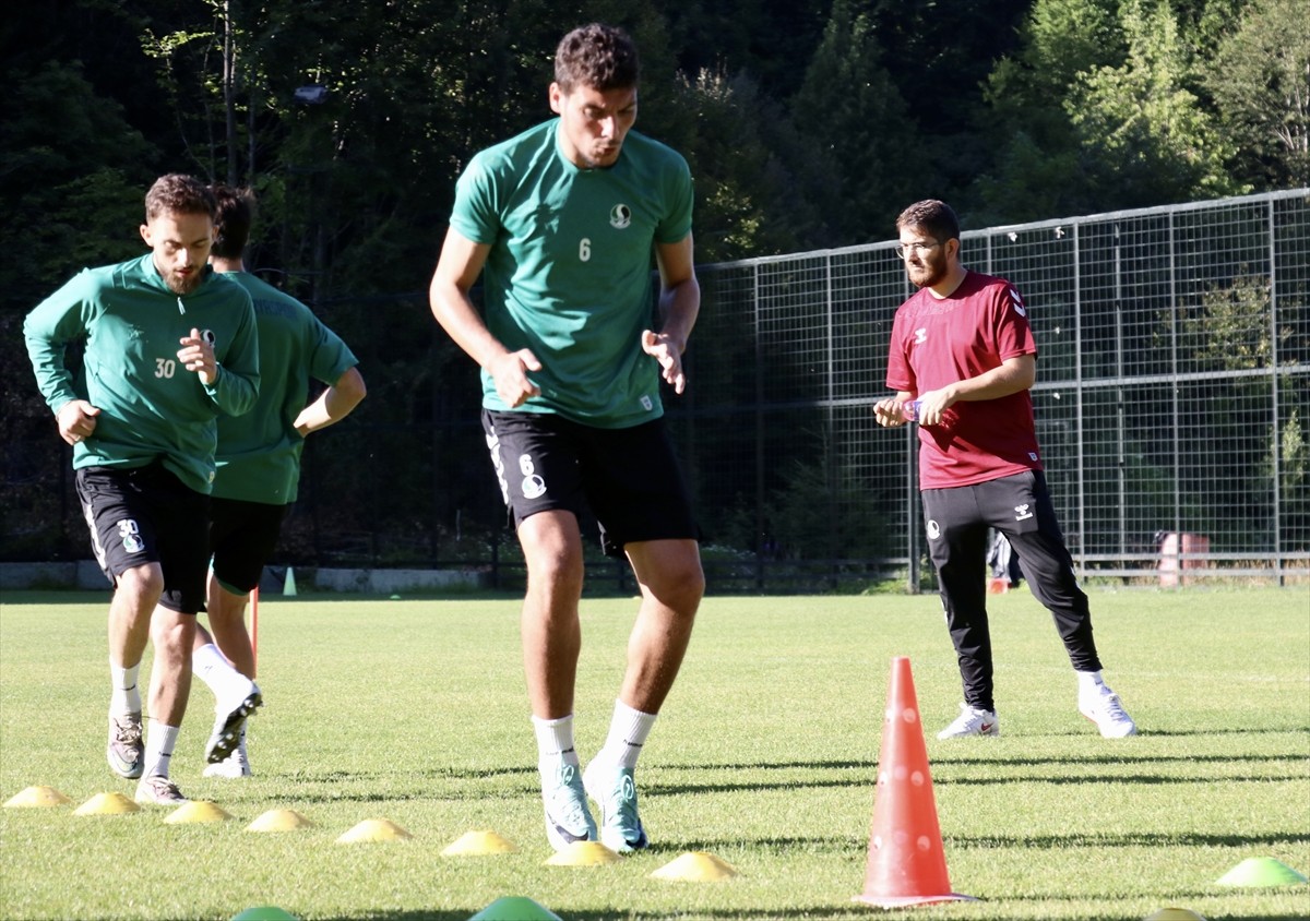 Sakaryaspor'un yeni transferlerinden Max Gradel, yeşil-siyahlı takımın 18 sezondur süren Süper Lig...