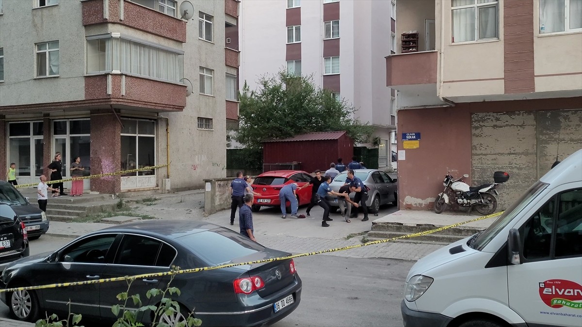 Samsun'un Tekkeköy ilçesinde baltayla evinin kapısını kırarak içeri girmeye çalışan kişi, olay...