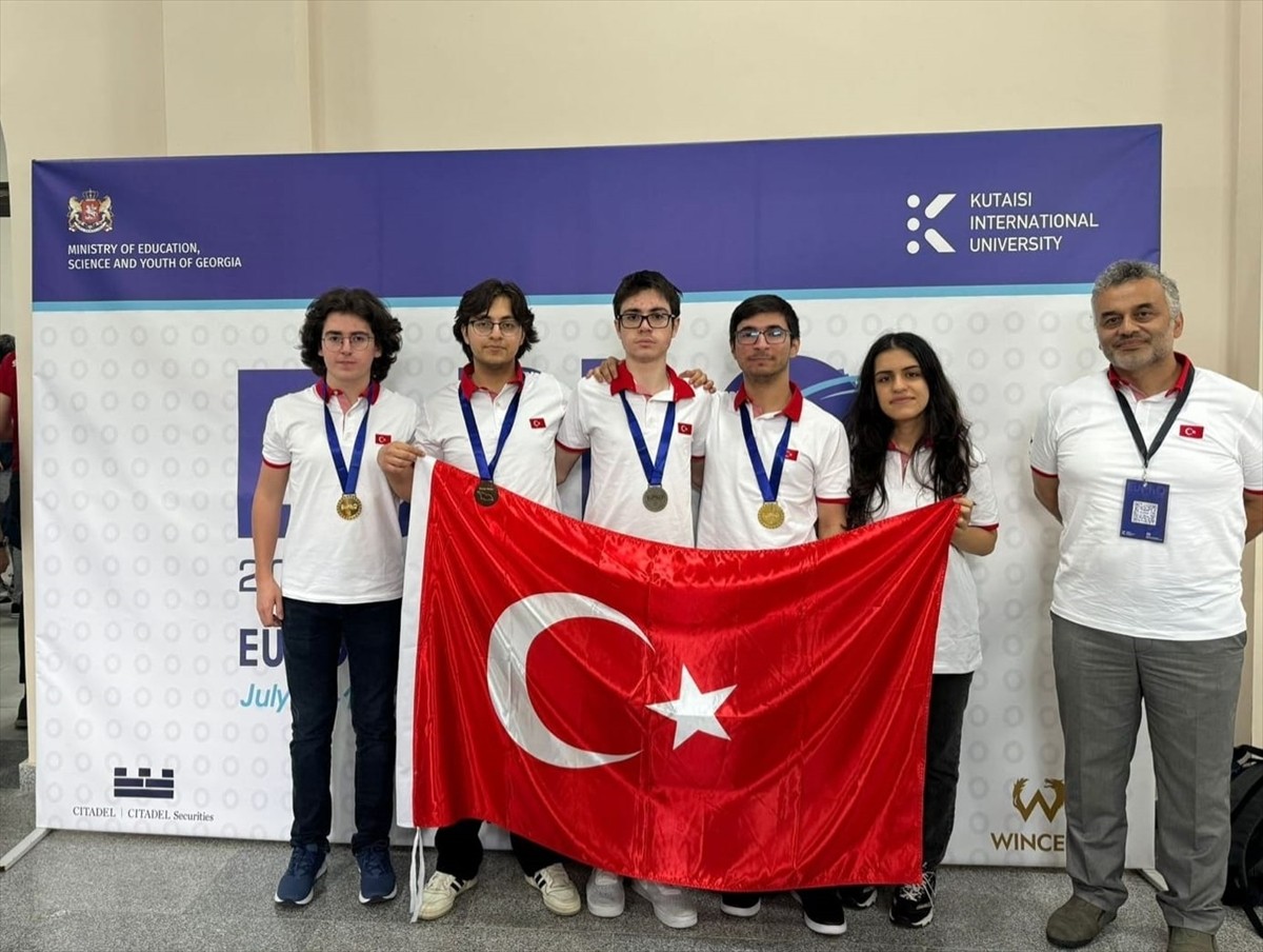 Sanayi ve Teknoloji Bakanı Mehmet Fatih Kacır, TÜBİTAK Bilim Olimpiyatları Programı kapsamında...